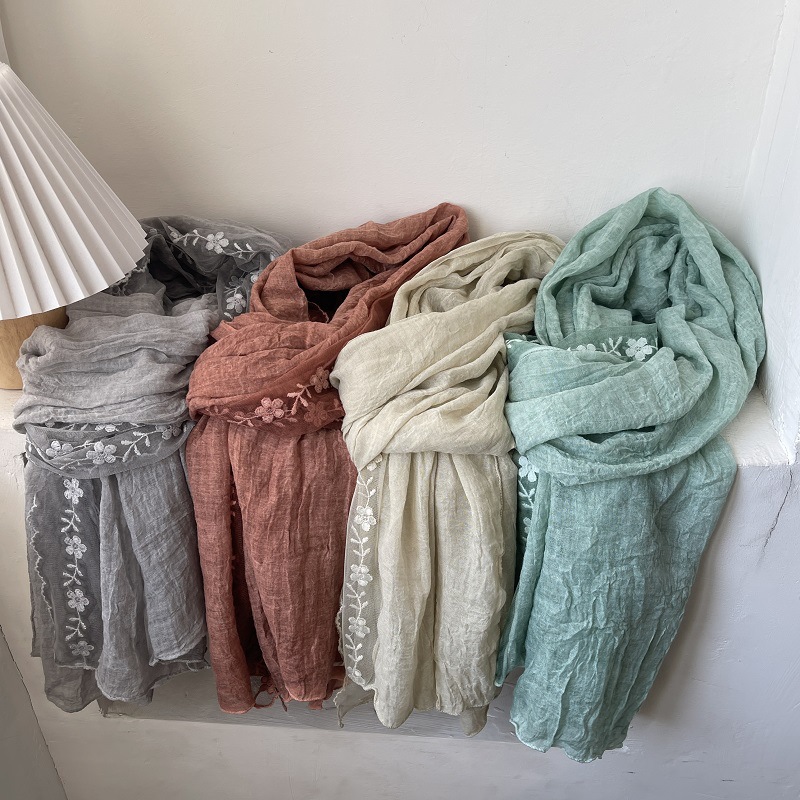Bawełniano-lniany szal z koron – Embroidery Jersey recenzja i cena