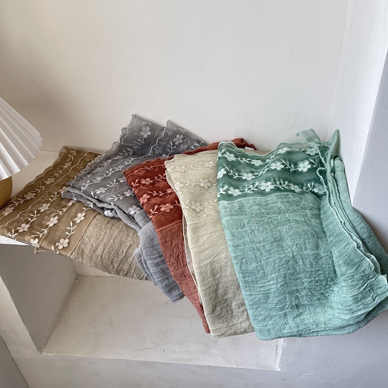 Bawełniano-lniany szal z koron – Embroidery Jersey recenzja i cena